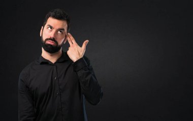 Siyah arka plan üzerine sakal yapma intihar hareketi ile yakışıklı adam