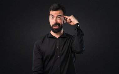 Siyah arka plan üzerine deli jest yapma sakallı yakışıklı adam