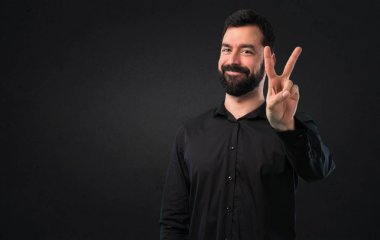 İki siyah arka plan üzerine sayma sakallı yakışıklı adam