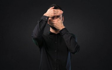 Yüzünde siyah arka plan kapsayan sakallı yakışıklı adam