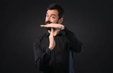 Siyah arka plan üzerine sakal yapma zaman aşımı hareketi ile yakışıklı adam