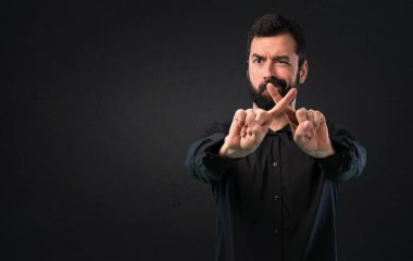 Siyah arka plan üzerine hiç jest yapma sakallı yakışıklı adam