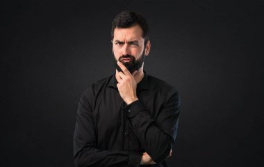 Sakal düşünce siyah arka plan ile yakışıklı adam