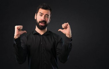 Siyah arka plan üzerine kendisiyle gurur sakallı yakışıklı adam