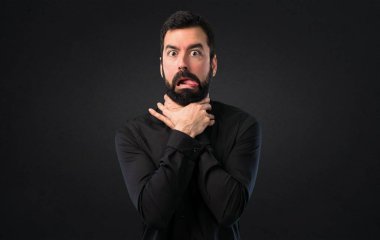 Kendini siyah arka plan üzerine boğulma sakallı yakışıklı adam