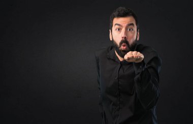 Siyah arka plan üzerine dans sakallı yakışıklı adam
