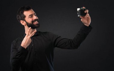 Siyah arka plan üzerine bir selfie yapma sakallı yakışıklı adam