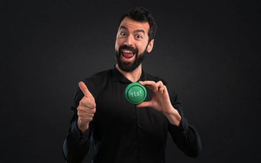 Evet düğmesini siyah arka plan üzerine basarak sakallı yakışıklı adam