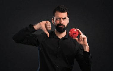 Siyah arka plan üzerine hiçbir düğmeye basarak sakallı yakışıklı adam