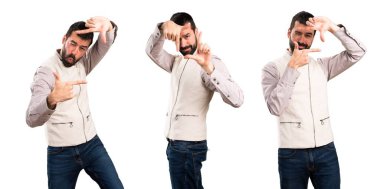 Yelek parmaklarıyla odaklanan yakışıklı adam kümesi