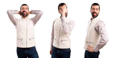 Yakışıklı adam espri yelek ile kümesi