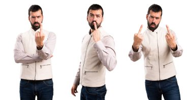 Yakışıklı adam boynuz jest yapma yelek ile ayarla