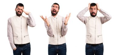 Sinirli yakışıklı erkek yelek ile kümesi