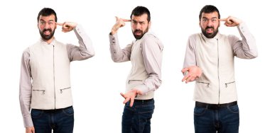 Yakışıklı adam deli jest yapma yelek ile ayarla