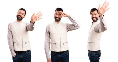 Yelek selamlayan ile yakışıklı adam kümesi