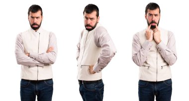 Üzgün yakışıklı adam yelek ile kümesi