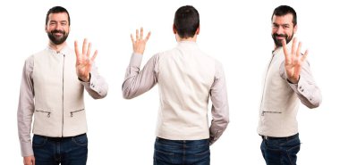 Yakışıklı adam dört sayma yelek ile kümesi