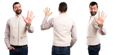 Yakışıklı adam beş sayma yelek ile kümesi