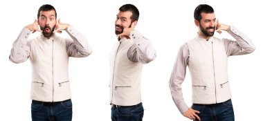 Yakışıklı telefon jest yapma yelek ile kümesi