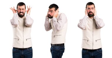 Kulakları kapsayan yelek yakışıklı adamla kümesi