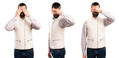 Yakışıklı adam gözlerini kapsayan yelek ile kümesi