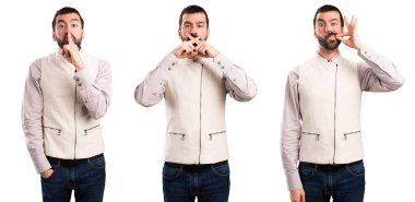 Yakışıklı adam sessizlik jest yapma yelek ile ayarla