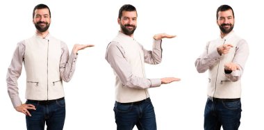 Yakışıklı bir şey tutan yelek ile kümesi