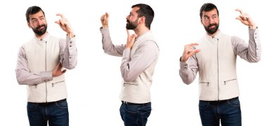 Yakışıklı adam küçücük işaret yapma yelek ile ayarla