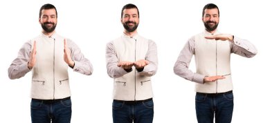 Yakışıklı bir şey tutan yelek ile kümesi