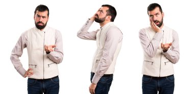 Yelek ile yorgun yakışıklı adam kümesi