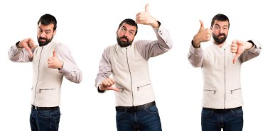 İyi-kötü işaret yapma yelek yakışıklı adamla kümesi