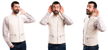 Yakışıklı bir şey dinlerken yelek ile kümesi