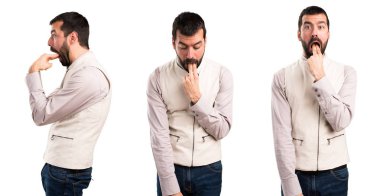 Kusma jest yapma yelek yakışıklı adamla kümesi