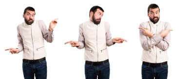 Şüpheleri Laterallerin işaret yelek ile yakışıklı adam ayarla