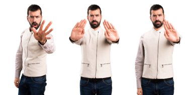 Dur işareti yapma yelek yakışıklı adamla kümesi