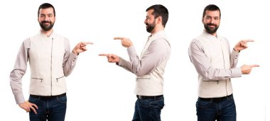 Lateral için işaret yelek yakışıklı adamla kümesi