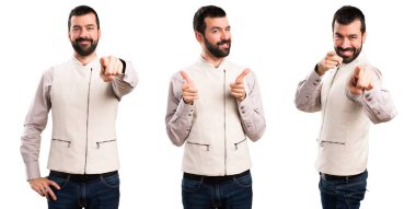 Yakışıklı adam önüne işaret yelek ile kümesi