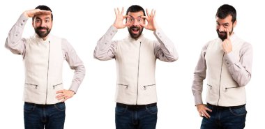 Yakışıklı bir şey gösterilen yelek ile kümesi