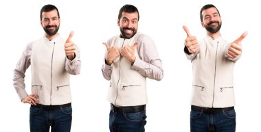 Başparmak ile yelek ile yakışıklı adamın ayarla