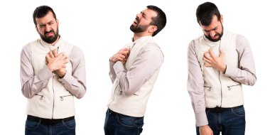 Kalp ağrısı olan yelek ile yakışıklı adamın ayarla