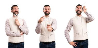 Yakışıklı bir ampul tutan yelek ile kümesi