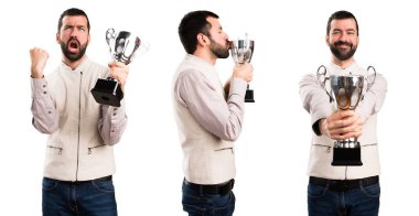 Yakışıklı bir kupa tutan yelek ile kümesi