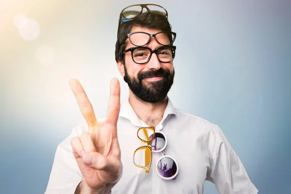 Stilig Man Med Glasögon Räknar Två Blå Bakgrund — Stockfoto
