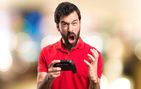 Frustrato Bello Giovane Uomo Che Gioca Videogiochi Sfondo Sfocato — Foto Stock
