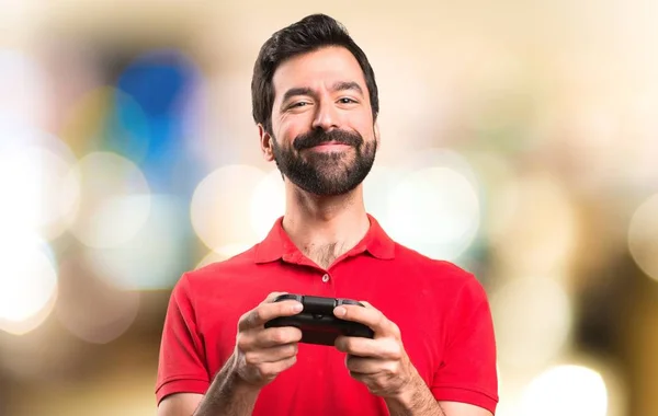 Glücklich Schöner Junger Mann Spielt Videospiele Auf Unkonzentriertem Hintergrund — Stockfoto