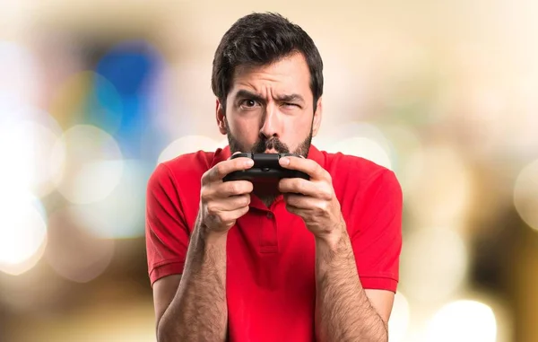 Schöner Junger Mann Spielt Videospiele Auf Unkonzentriertem Hintergrund — Stockfoto