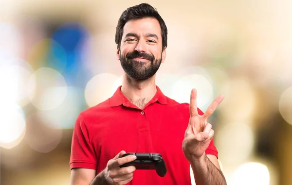 Glück Schöner Junger Mann Spielt Videospiele Auf Unkonzentriertem Hintergrund — Stockfoto