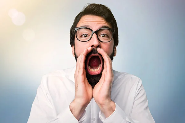 Hombre Guapo Con Gafas Gritando Sobre Fondo Azul —  Fotos de Stock