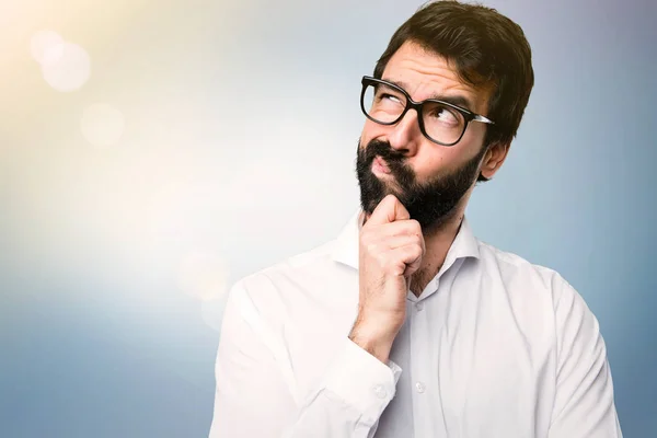 Bel Homme Avec Des Lunettes Penser Sur Fond Bleu — Photo