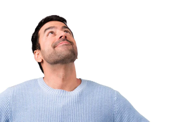 Yakışıklı adam stand ve ararken